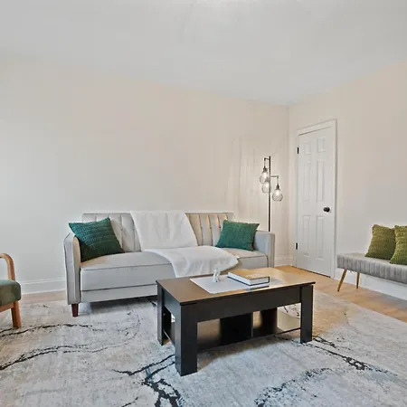 The Cozy District Den Stay
